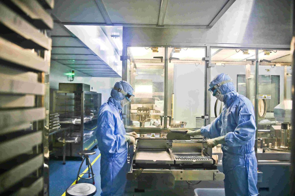 生产线上，工作人员正在对产品进行灌装。