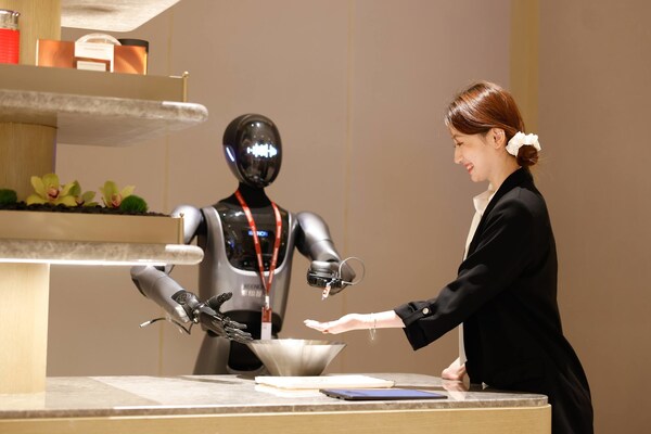 擎朗人形机器人入驻酒店打工，打造首个通用+专用机器人协作模式-CXOUnion.cn